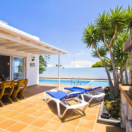 Lovely Los Mojones Villa Casa Jasmine Heated Pool Short Walk To Beach Puerto Del Carmen Puerto del Carmen (Lanzarote)
